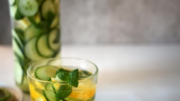 Bebida Refrescante Verão Com Limão Gengibre Pepino Fresco Hortelã Mão — Vídeo de Stock