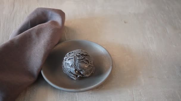 Sorvete Preto Uma Chapa Cerâmica Cinza Uma Mesa Cinza Mão — Vídeo de Stock