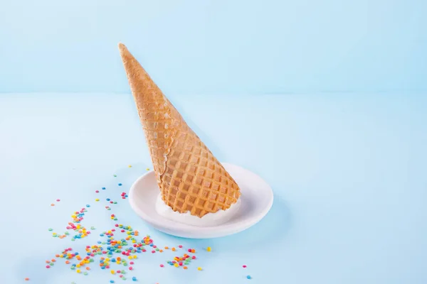 Sorvete de baunilha com cones de waffle e doces no fundo azul — Fotografia de Stock