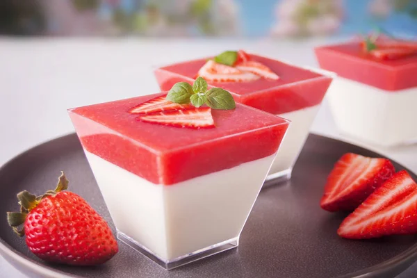 Dessert Panna Cotta met verse aardbeien op plaat, selectieve focus — Stockfoto