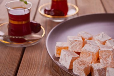 Ahşap masada geleneksel cam bardaklarda Türk çayı