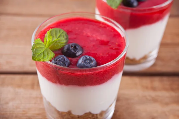 Frühstücksschüsseln gesundes Müsli mit Blaubeeren, Erdbeeren und Joghurt. — Stockfoto