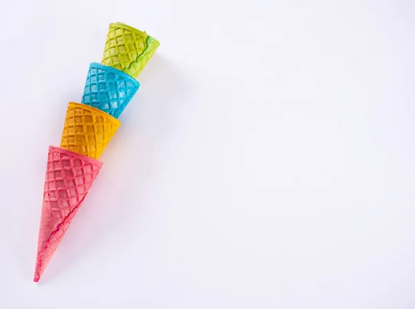 Colección de cono de helado colorido vacío sobre fondo blanco — Foto de Stock