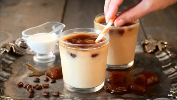 Eiskalten Latte Kaffee Mit Eiswürfeln Und Kaffeebohnen Frau Legt Hand — Stockvideo