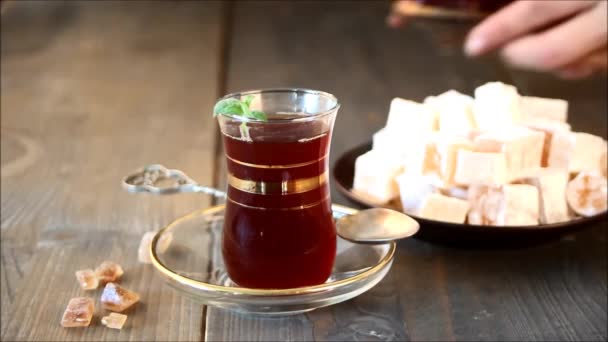 Ženská Ruka Položí Dřevěný Stůl Turecký Čaj Tradičním Skleněném Šálku — Stock video