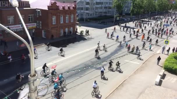 Federación Rusa República Bashkortostán Ufa Mayo 2019 Muchos Ciclistas Montar — Vídeo de stock