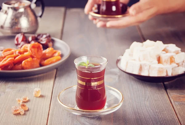 Thé turc dans des tasses en verre traditionnelles sur la table en bois — Photo