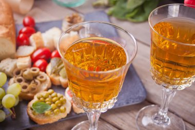 İtalyan Bruschetta plaka üzerinde çeşitler, beyaz şarap ile gözlük, üzüm. Parti veya akşam yemeği konsepti.