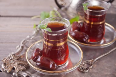 Tepsi üzerinde geleneksel cam bardaklarda Türk çayı