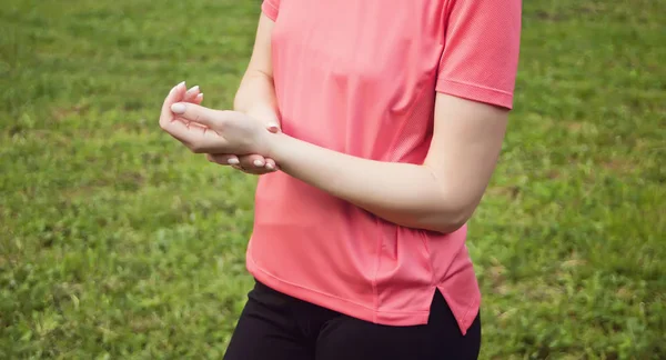 医药保健。女手检查脉冲对手腕特写. — 图库照片