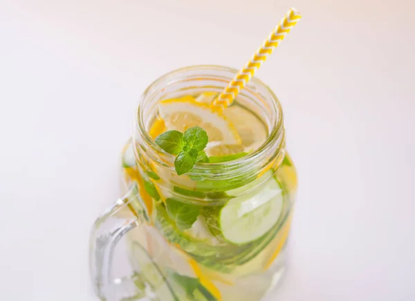 Refrescante bebida de verano con limón, jengibre, pepino fresco y menta . — Foto de Stock