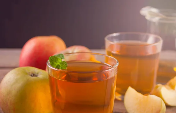 Appelsap en appels op houten tafel. selectieve aandacht — Stockfoto