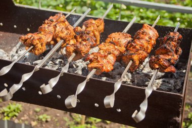 Barbeküde, bir sürü et şiş üzerine kavrulur. Patates kızartması lezzetli et veya şiş üzerinde tavuk.