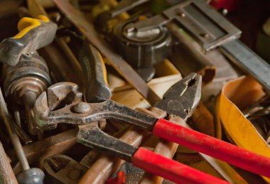 Eski bir tezgah üzerinde Vintage marangozluk araçları koleksiyonu: ahşap, işçilik ve el işçiliği kavramı