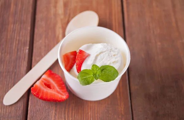 Helado de vainilla con gofres, hoja de menta, fresas y arándanos en la mesa de madera —  Fotos de Stock