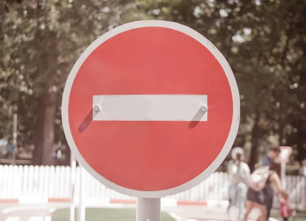 Sinal de trânsito de proibição, sinal de parada em um parque — Fotografia de Stock