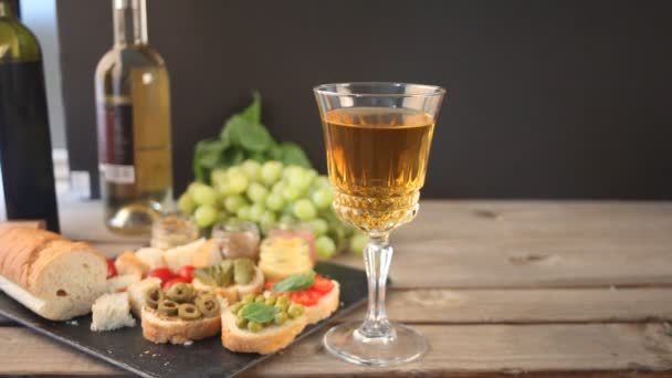 Romantik Bir Akşam Yemeği Için Beyaz Şarapla Masa Bardağına Elini — Stok video