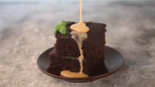Closeup Delicioso Xarope Caramelo Chocolate Derramando Cima Pedaço Bolo Chocolate — Vídeo de Stock
