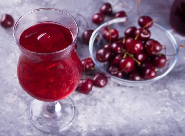 Taze ev yapımı kiraz tatlı buzlu çay veya kokteyl, limonata ile Cam. Serinletici soğuk içecek. Yaz partisi.