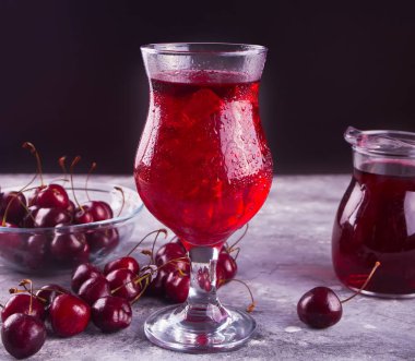 Taze ev yapımı kiraz tatlı buzlu çay, şarap, kokteyl, limonata ile Cam. Serinletici soğuk içecek. Yaz partisi.