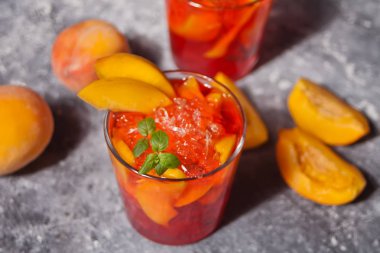 Taze ev yapımı şeftali tatlı buzlu çay veya kokteyl, nane ile limonata ile iki bardak. Serinletici soğuk içecek. Yaz partisi.