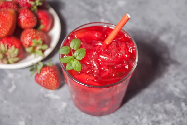 Glass with fresh homemade strawberry sweet iced tea or cocktail, lemonade with mint. Refreshing cold drink. Summer party. — Stock Photo, Image