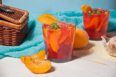 Taze ev yapımı şeftali tatlı buzlu çay veya kokteyl, nane ile limonata ile iki bardak. Deniz teması. Serinletici soğuk içecek. Yaz havuz partisi.