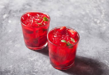 Taze ev yapımı çilek tatlı buzlu çay veya kokteyl, nane li limonata ile Gözlük. Serinletici soğuk içecek. Yaz partisi.