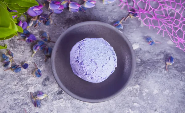 Szürke lemez lila lila fagylalttal a sötétszürke háttér díszítő csillagfürt — Stock Fotó