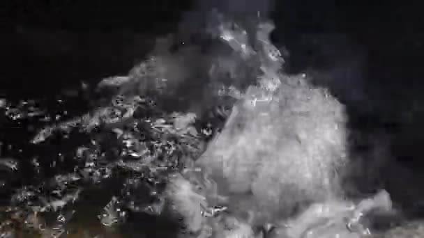 L'eau bout dans une fontaine urbaine. Gros plan .