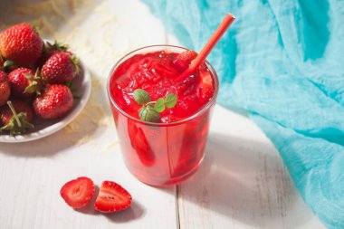 Taze ev yapımı çilek tatlı buzlu çay veya kokteyl, nane li limonata ile Cam. Serinletici soğuk içecek. Yaz havuzu partisi. Deniz teması.