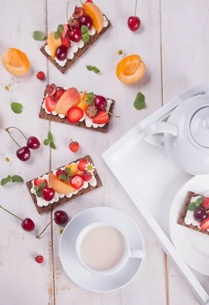 Pão crocante com creme de queijo, frutas e bagas — Fotografia de Stock