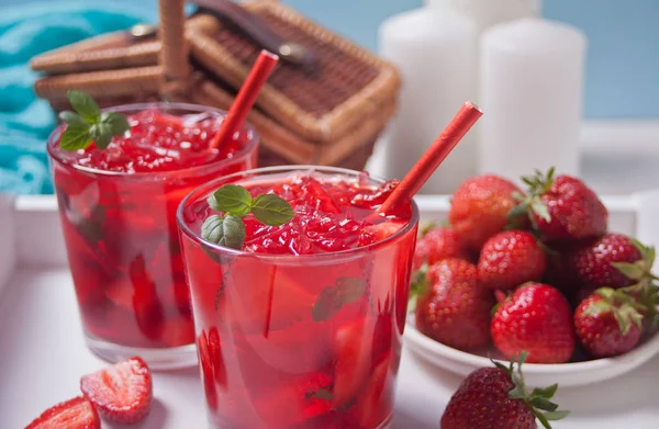 Vasos con té o cóctel fresco casero de fresa, limonada con menta. Refrescante bebida fría. Fiesta de verano en piscina. Tema marino . — Foto de Stock