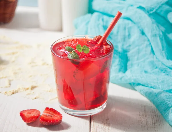 Glass with fresh homemade strawberry sweet iced tea or cocktail, lemonade with mint. Refreshing cold drink. Summer pool party. Marine theme. — Stock Photo, Image
