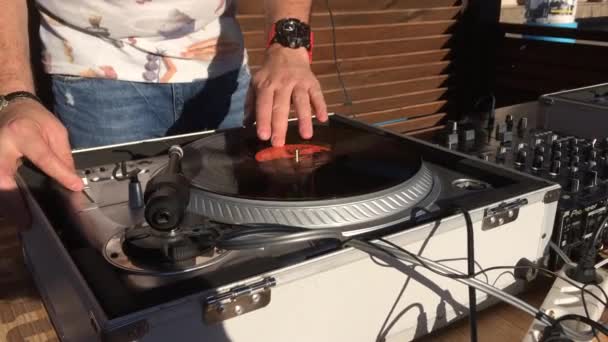 Mani Maschili Che Accendono Giradischi Disco Vinile Giradischi Uomo Che — Video Stock