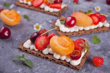 Creme peynir, meyve ve çilek ile Gevrek ekmek