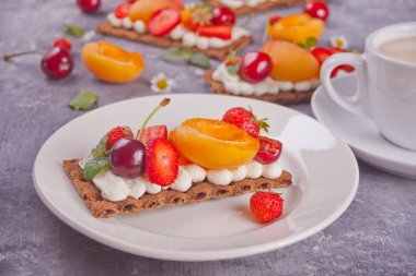 Creme peynir, meyve ve çilek ile Gevrek ekmek