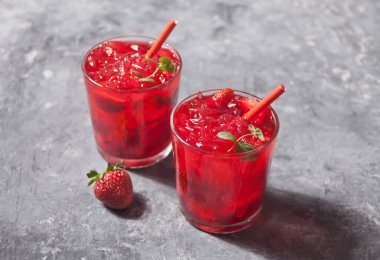 Taze ev yapımı çilek tatlı buzlu çay veya kokteyl, nane li limonata ile Gözlük. Serinletici soğuk içecek. Yaz partisi.