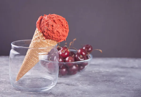 Helado casero de cereza en cono de oblea — Foto de Stock