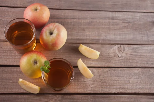 Jus de pomme et pommes sur table en bois. Concentration sélective — Photo