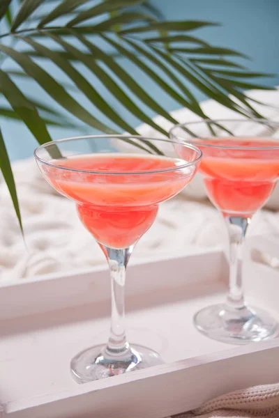 Roze exotische alcoholische cocktail in helder glas — Stockfoto