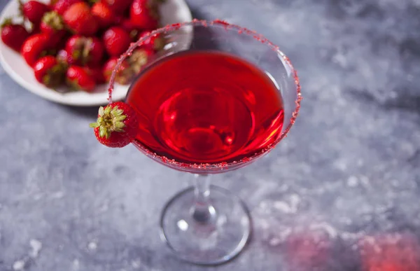 Красный экзотический алкогольный коктейль в прозрачном стакане — стоковое фото