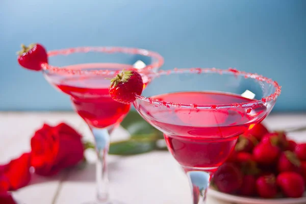 Červený exotický koktejl v jasných skleničkách — Stock fotografie