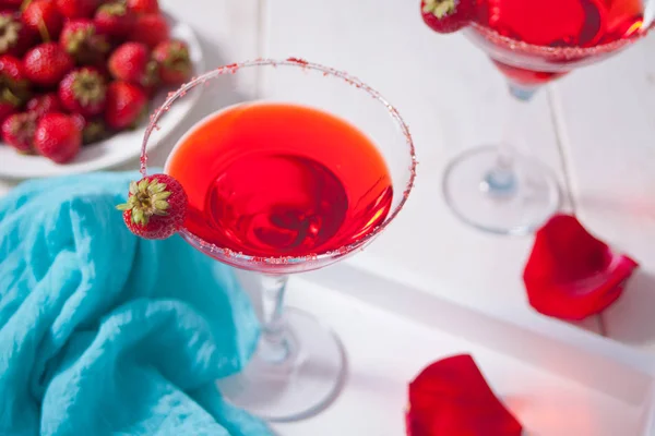 Czerwony egzotyczny koktajl alkoholowy w przezroczystej szklankach — Zdjęcie stockowe