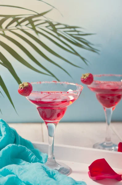 Roter exotischer alkoholischer Cocktail in klaren Gläsern — Stockfoto