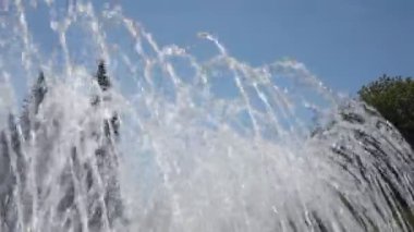Bir yaz günü bir parkta Closeup kentsel çeşme.