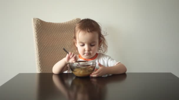 Liten Söt Barnflicka Porträtt Rolig Äta Soppa Från Sked Hemma — Stockvideo