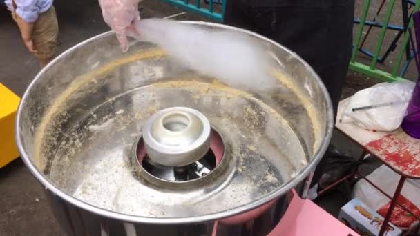 만들기 솜사탕을 만드는 일하는 기계와 사람의 클로즈업 캔디플로스 솜사탕용 — 비디오