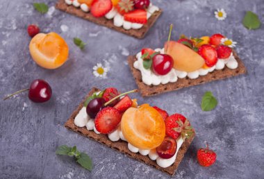 Creme peynir, meyve ve çilek ile Gevrek ekmek