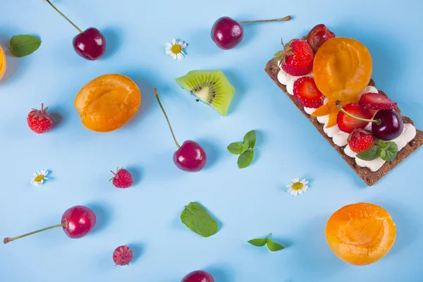 Padrão colorido feito de frutas, folhas e bagas — Fotografia de Stock